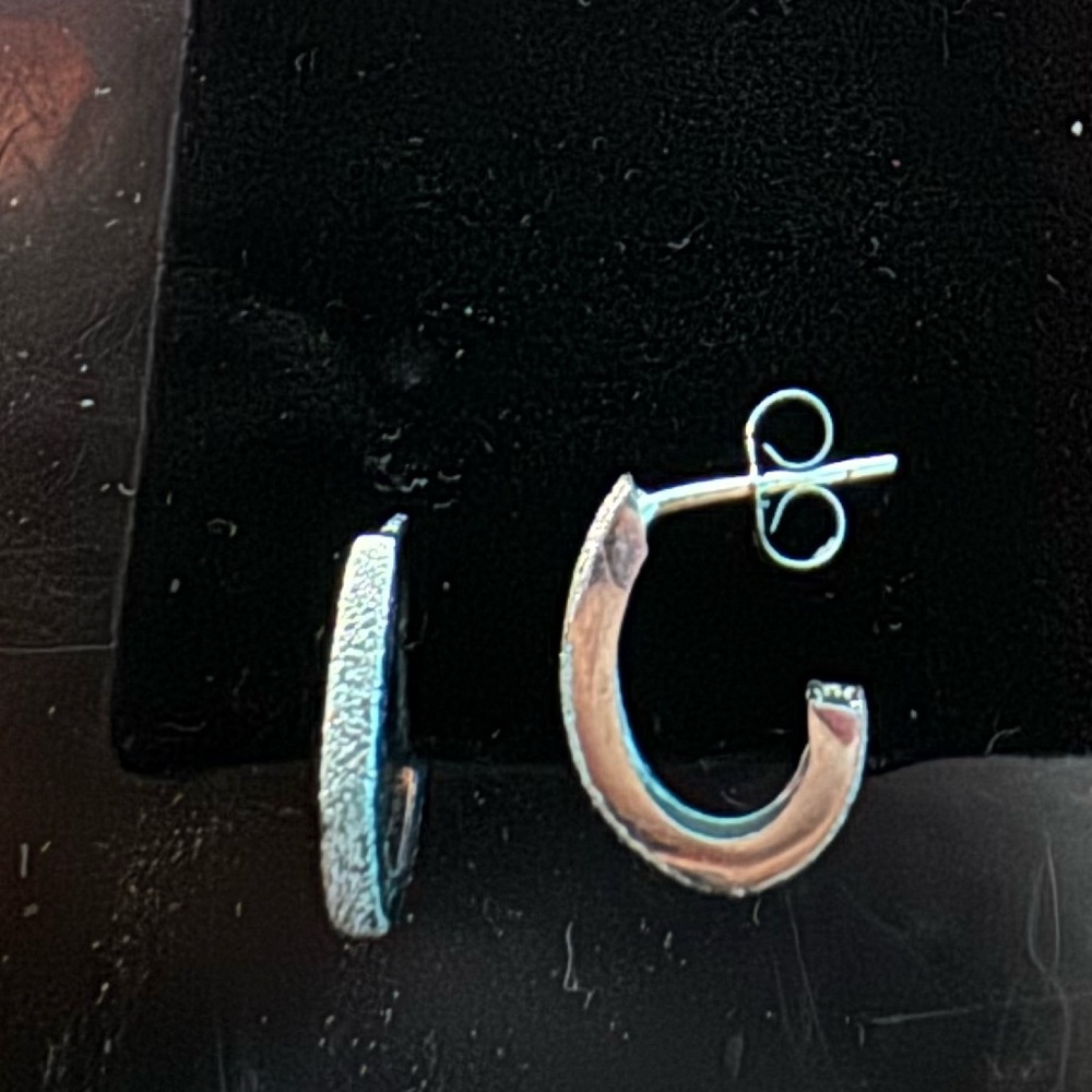 14k white gold textured hoop earrings